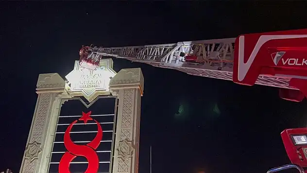 Aksaray'da 35 metre yükseklikteki esere çıkan alkollü şahıs ekiplere zor anlar yaşattı
