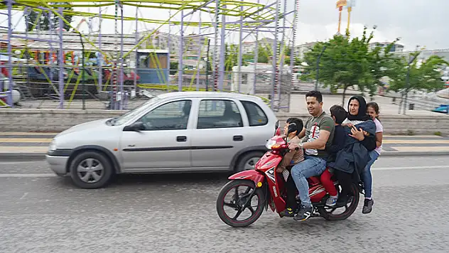 Aksaray'da 4'ü çocuk 6 kişinin motosiklette tehlikeli yolculuğu kameraya yansıdı
