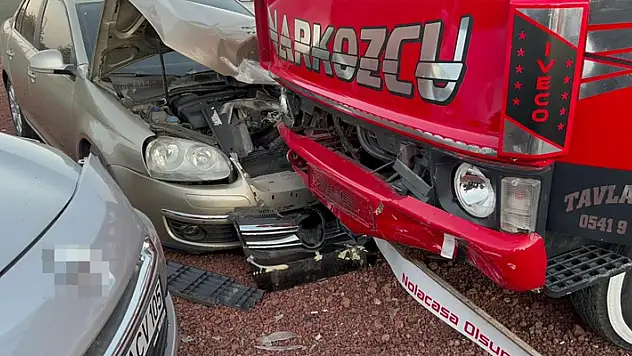Aksaray'da 5 aracı hurdaya çeviren kamyonet sürücüsü kayıplara karıştı
