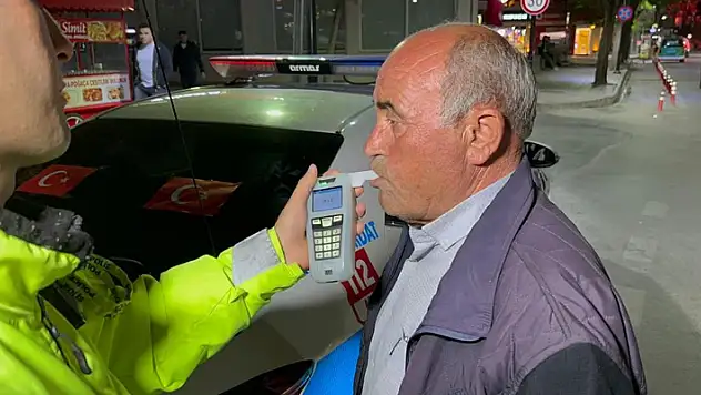 Aksaray'da alkollü yakalanan sürücü 'Esnafım, yaptığınız ayıp' diye tepki gösterdi 