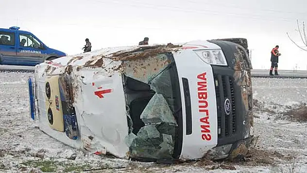 Aksaray'da ambulans devrildi: 3 yaralı