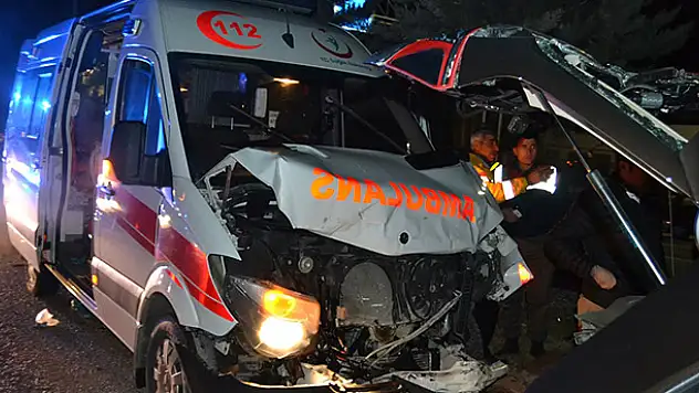 Aksaray'da ambulans ile otomobil çarpıştı : 4 yaralı