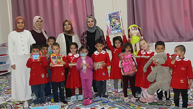 Aksaray'da anaokulu öğrencilerinden engelli öğrencilere oyuncak desteği