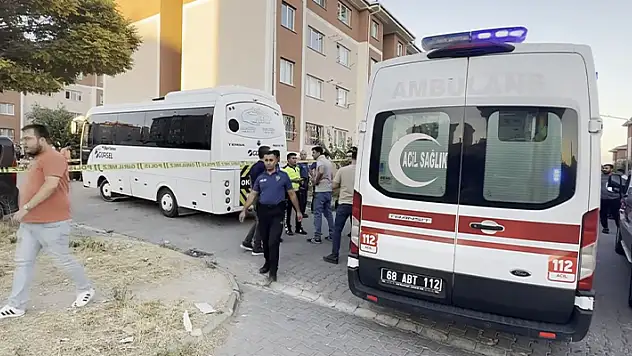 Aksaray'da anneanne ve 2 yaşındaki torunu servis minibüsü altında kalarak can verdi
