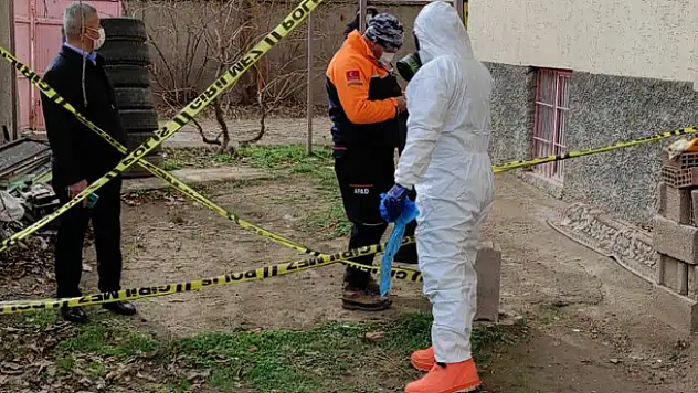 Aksaray'da apartman bahçesinde gömülü halde içi sıvı dolu 11 bidon bulundu