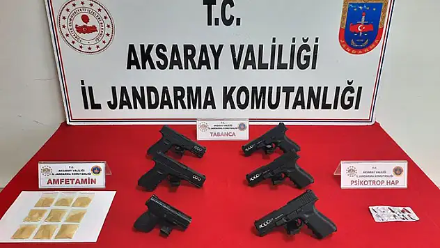 Aksaray'da arabadan uyuşturucu, motor kısmından silah çıktı
