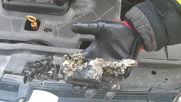 Aksaray'da araç içinde patlayan cep telefonu otomobili yaktı