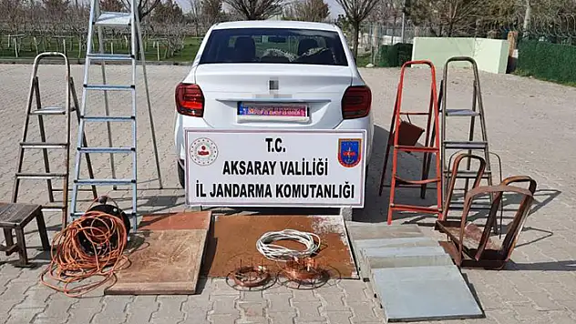 Aksaray'da aracının plakalarına 'Evleniyoruz, Mutluyuz' yazıp hırsızlık yapan şüpheli yakalandı
