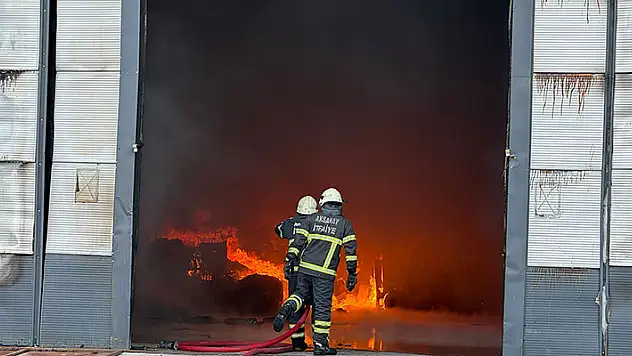 Aksaray'da atık yağ geri dönüşüm fabrikasında çıkan yangın kontrol altına alındı

