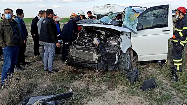 Aksaray'da bariyerlere çarpan kamyonet tarlaya düştü: 2 yaralı