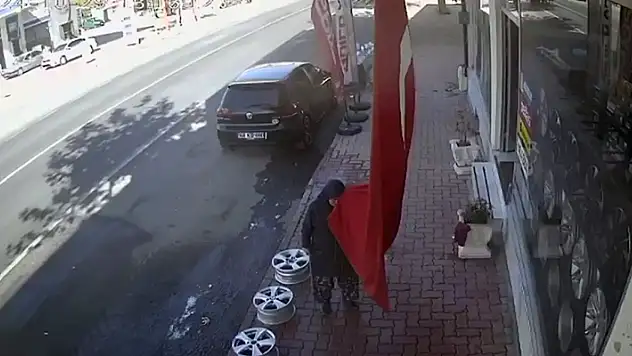 Aksaray'da bastonla yürüyen kadının iş yeri önündeki bayrağı öpmesi kamerada
