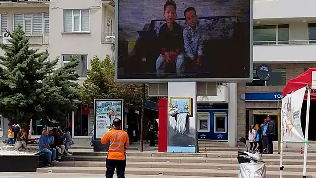 Aksaray'da belediye işcisine dev ekranda 'Babalar Günü' sürprizi
