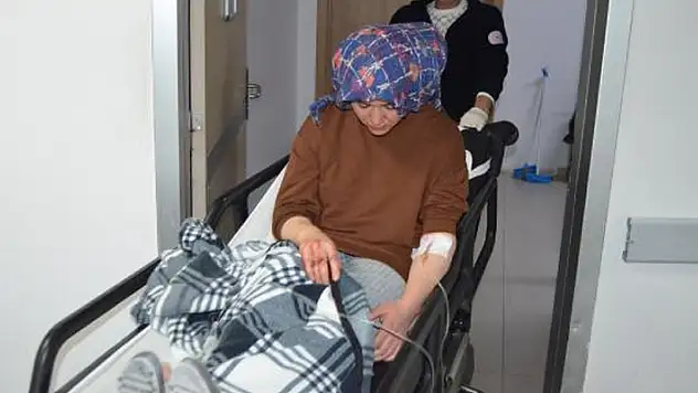 Aksaray'da bıçaklı saldırgan kucağında çocuğu olan kadını yaralayıp, telefonunu gasbetti
