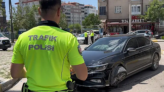 Aksaray'da bir sürücü kaza yapmamak için manevra yapınca kaldırıma çarptı

