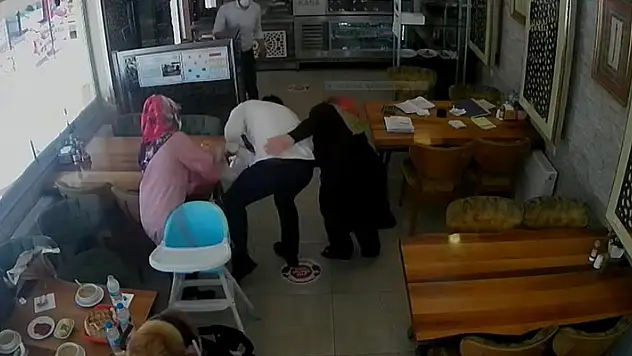 Aksaray'da boğazına ekmek takılan çocuğu lokanta sahibinin  'Heimlich' manevrası kurtardı
