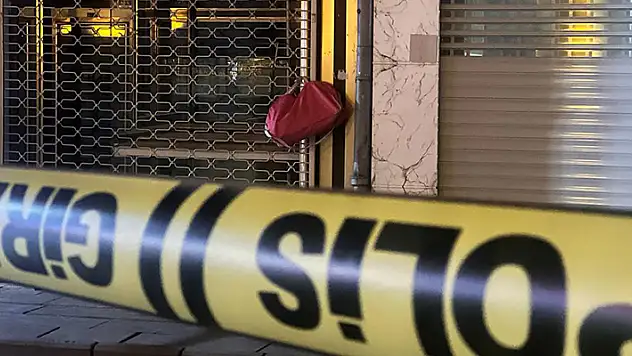Aksaray'da, bomba şüphesiyle kontrollü şekilde patlatılan çantadan kıyafet çıktı
