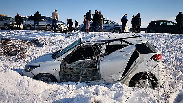 Aksaray'da buzlanma sebebiyle 4 otomobil, 1 tır kaza yaptı