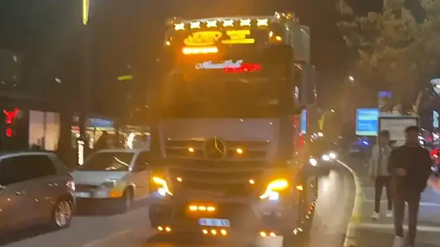 Aksaray'da çakar ışık taktıran tır sürücüsüne 4 bin 64 TL ceza kesildi