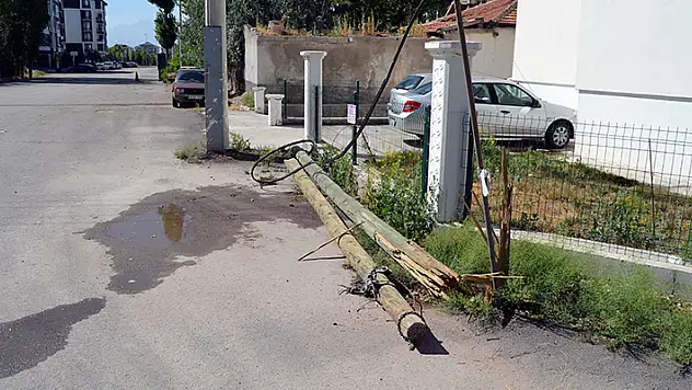Aksaray'da çalışma yaptığı direk devrilince altında kalan işçi, ağır yaralandı

