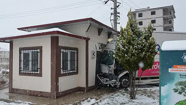 Aksaray'da çarpışan kamyonetlerden biri muhtarlığa girdi: 4 yaralı
