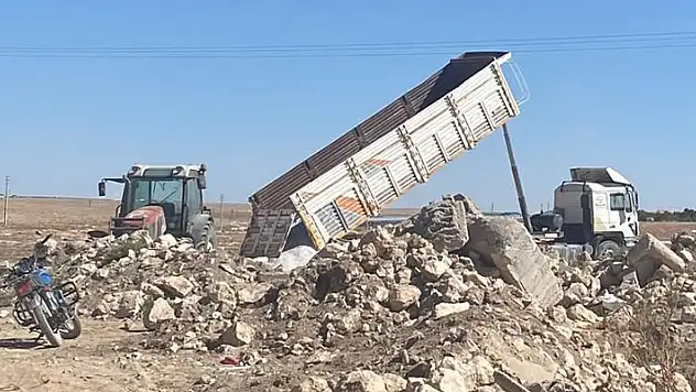 Aksaray'da damperi yüksek gerilim hattına temas eden kamyonun sürücüsü öldü
