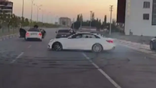 Aksaray'da düğün konvoyunda drift yapan sürücüye 20 bin 342 lira para cezası kesildi
