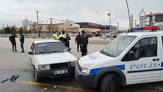 Aksaray'da 'Dur' ihtarına uymayan sürücü, otomobiliyle polis aracına çarpınca yakalandı

