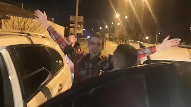 Aksaray'da dur ihtarına uymayıp eroini camdan atıp kaçtı, kovalamacayla yakalandı
