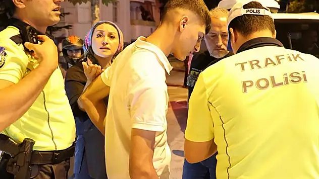 Aksaray'da ehliyetsiz sürücü, polise hem 'Kamu personeleyim' dedi, hem de yasal olmayan işlem teklif etti
