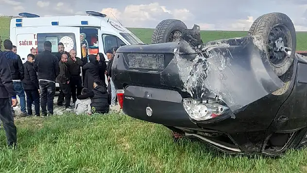 Aksaray'da ehliyetsiz sürücünün kullandığı otomobil tarlaya devrildi 5 çocuk yaralandı
