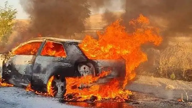 Aksaray'da elektrik kabloları şase yapan otomobil alev topuna döndü
