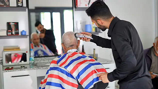 Aksaray'da emekliler ücretsiz tıraş ediliyor
