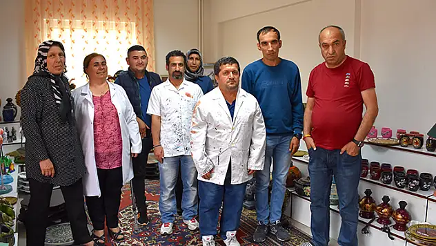 Aksaray'da engelliler resim atölyesinde el sanatlarıyla rehabilite oluyor

