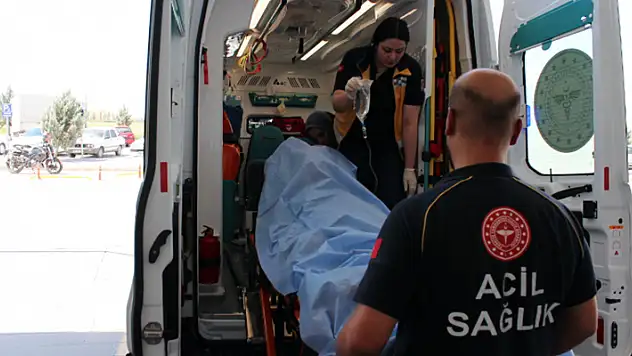 Aksaray'da eşini bıçaklayıp kaçan koca, bıçakla kendine zarar verirken yakalandı
