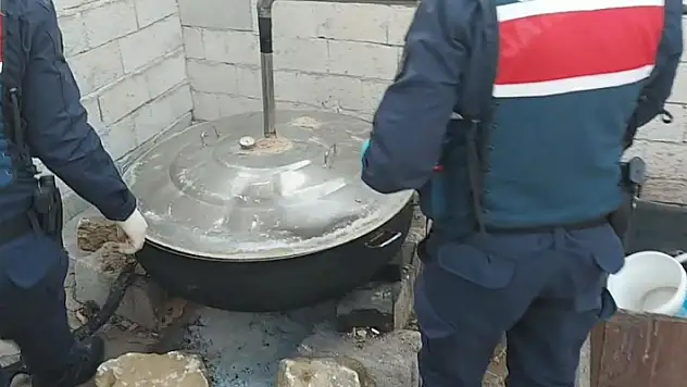 Aksaray'da evin bahçesinde sahte içki üreten 2 şüpheli gözaltına alındı
