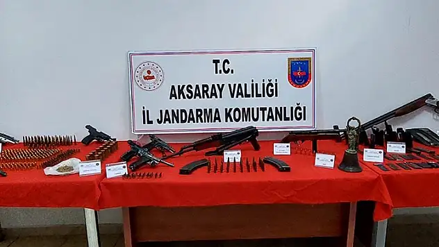 Aksaray'da evlerinde kaçak silahlarla yakalanan baba tutuklandı, oğlu serbest kaldı

