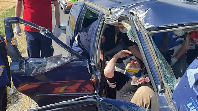 Aksaray'da feci kaza! Araçta sıkışan kadın kendi acılarını unutup eşini ve kızını sordu

