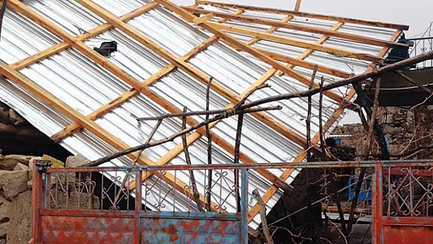 Aksaray'da fırtına çatıları uçurdu