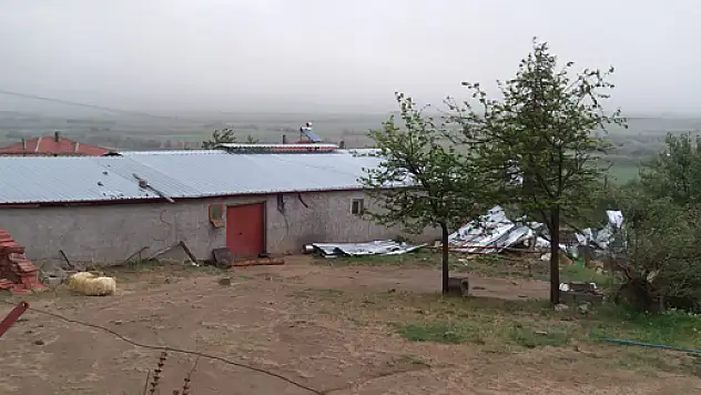 Aksaray'da fırtına etkili oldu! Aksaray-Konya kara yolunda görüş mesafesi düştü
