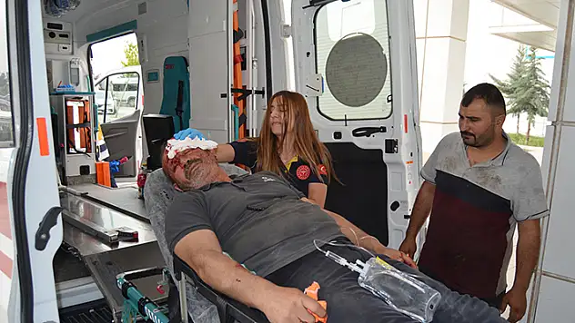 Aksaray'da fırtınada başına cam düşen lastikçi yaralandı

