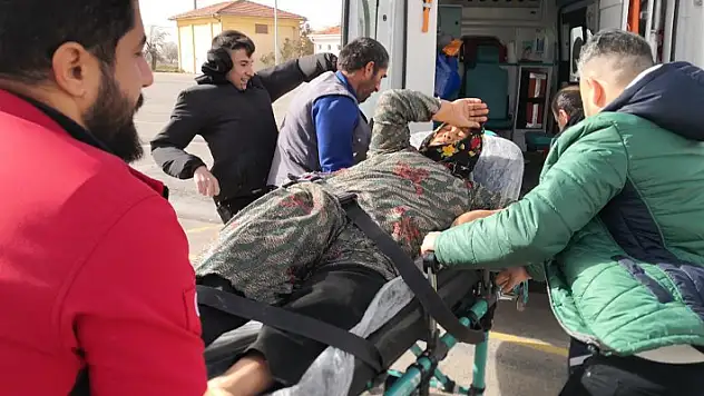 Aksaray'da fırtınada devrilen triportörün altında kalan kadın sürücü yaralandı
