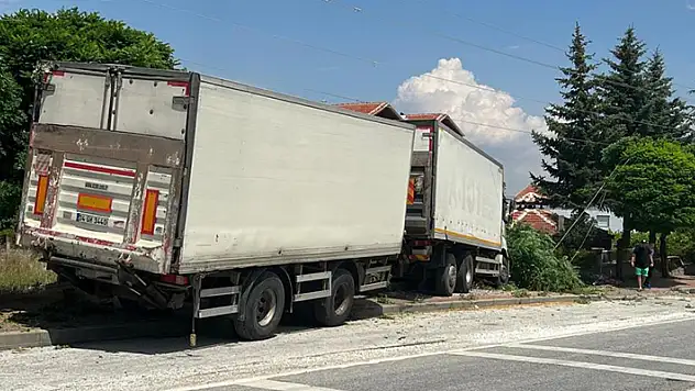Aksaray'da freni boşalan römorklu kamyon önce ağaca, sonra elektrik diğerine çarptı
