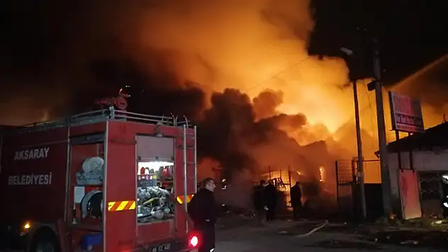 Aksaray'da geri dönüşüm deposu alev alev yandı