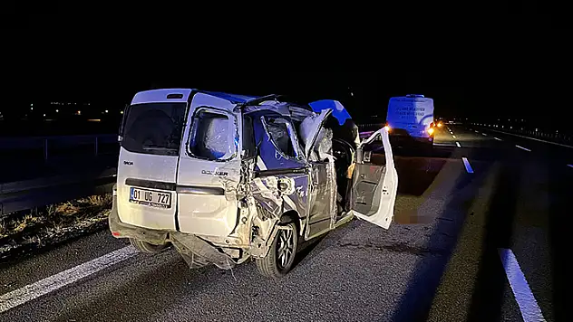 Aksaray'da hafif ticari araç bariyerlere çarptı, 1 kişi öldü, 1 kişi yaralandı
