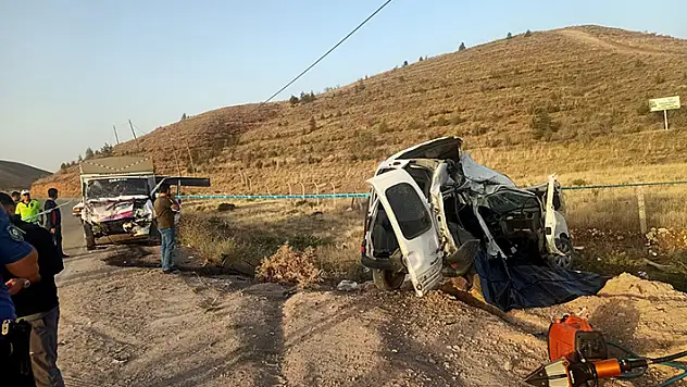 Aksaray'da hafif ticari araç ile kamyonetin çarpıştığı kazada 1 kişi öldü, 4 kişi yaralandı

