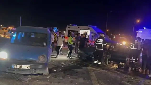 Aksaray'da hafif ticari araç ile otomobil çarpıştı: 4 yaralı
