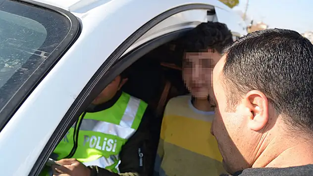 Aksaray'da hafif ticari araç kullanan 12 yaşındaki çocuk yakalandı
