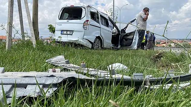 Aksaray'da hafif ticari araç tıra arkadan çarptı: 2 yaralı