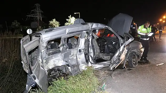 Aksaray'da hafif ticari araçla minibüs çarpıştı: 5 yaralı
