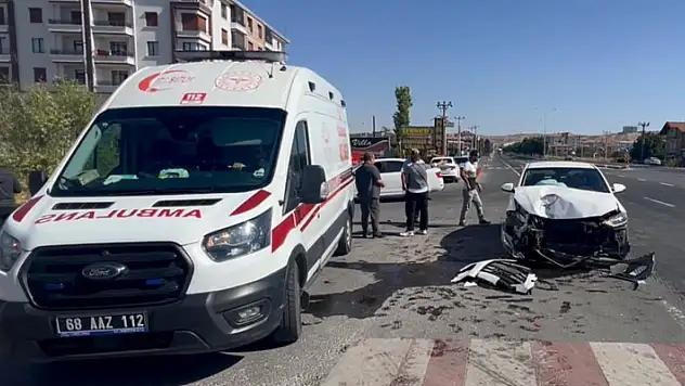 Aksaray'da hafif ticari araçla otomobil çarpıştı: 3 yaralı
